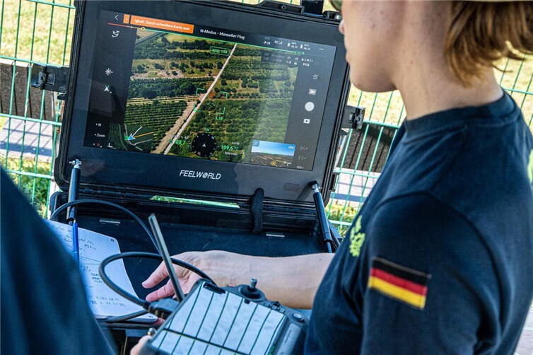 Eine Drohnenpilotin kontrolliert die gemachten Luftaufnahmen, damit sie sicherstellen kann, dass diese auch wirklich den Erwartungen entsprechen.