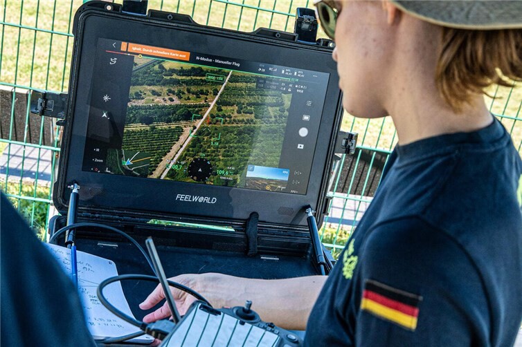 Eine Drohnenpilotin kontrolliert die gemachten Luftaufnahmen, damit sie sicherstellen kann, dass diese auch wirklich den Erwartungen entsprechen.