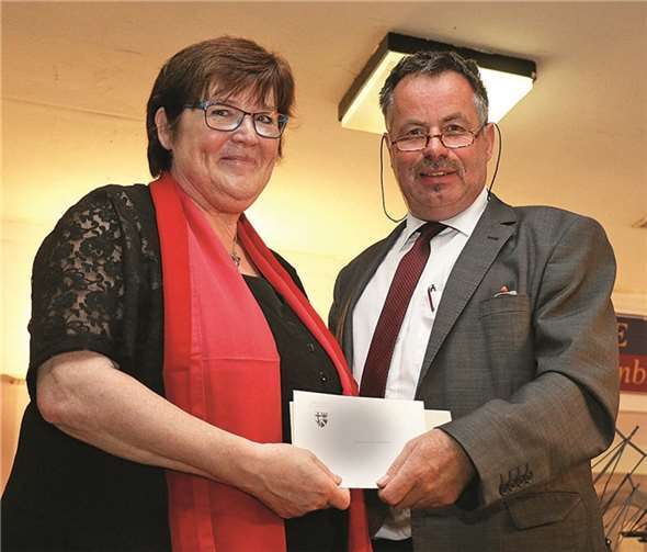 Eine Ehrengabe des Kreises vom Beigeordneten an Vorsitzende Marianne Heyers.