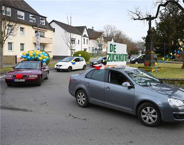 Eine Ehrenrunde durch den Kreisverkehr durfte nicht fehlen.