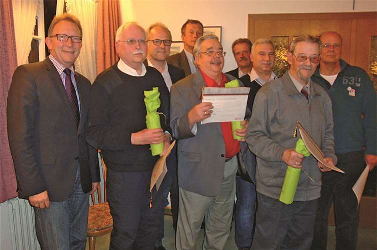 Eine Ehrenurkunde und einer Flasche Unkeler Wein erhielten die Parteijubilare der CDU Unkel.