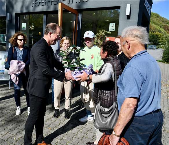 Eine Einladung für einen erneuten Besuch – Bürgermeister Lempertz übergibt Präsente u.a. einen Gutschein für eine Familienfahrt mit dem historischen Vulkan-Expreß.