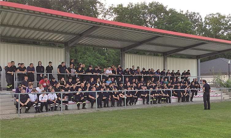 Eine Einsatzbesprechung der Bereitschaft IV im Sportzentrum von Rathenow. Feuerwehr Bonn