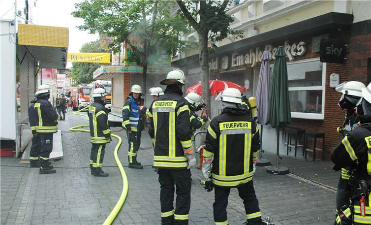 Eine Einsatzübung mitten auf der Kirmes fuhr die Sinziger Wehr am Samstagmorgen. Fotos: -BL-