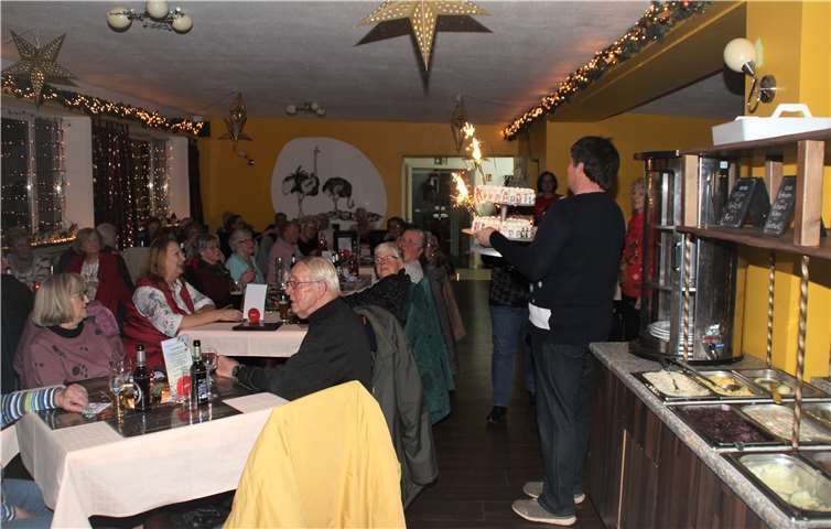 Eine Eisbombe mit Feuerwerk war der Höhepunkt des Abendessens.Foto: AWO Irlich
