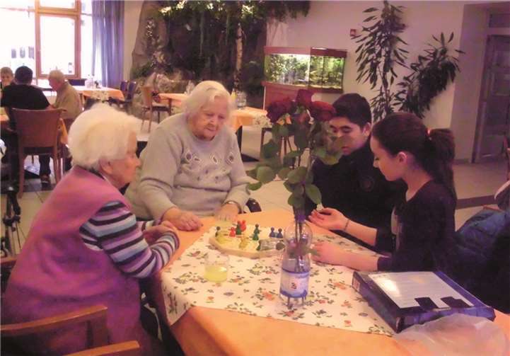 Eine Erfahrung für Jung und Alt: das gemeinsame Spielen mit den Bewohnern. privat