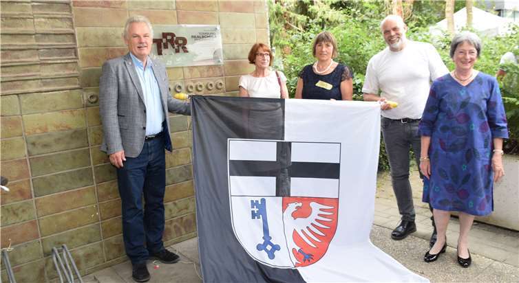 Eine Erinnerungstafel, gestiftet vom Förderverein der Realschule wurde von Bürgermeister Stefan Raetz enthüllt. (v.li.) Stefan Raetz, Iris Zillinger, Monika Portath, Seven Weerts und Hedwig Schmitt-Wojcik.