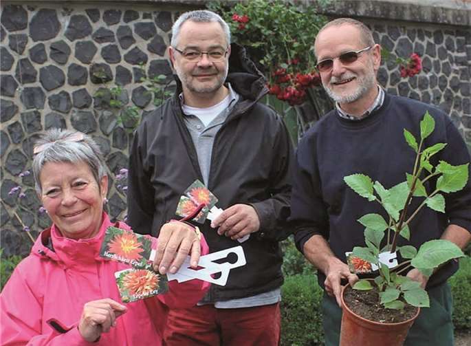 „Erpel, das Blumenkorso-Dorf am Rhein“ Eine „Erpeler Ley“ gab es von den beiden Hobbygärtnern für Ortsbürgermeisterin Cilly Adenauer DL