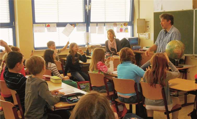 Eine Expertenbefragung zum Thema „Wetter“ wurde mit dem Dipl. Meteorologen Bernd Fischer in der Grundschule an der Landskrone in Heimersheim veranstaltet. privat