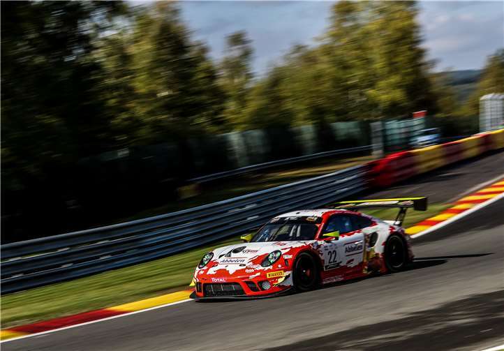 Eine Fahrszene des Porsche 911 GT3 R, Frikadelli Racing. Foto: Tim Upietz, Gruppe C Photography