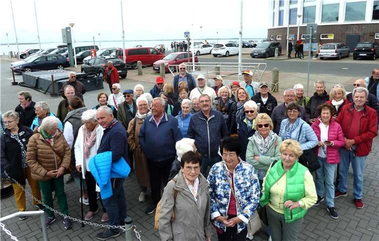 Eine Fahrt mit dem Fährschiff ab Bensersiel zur Insel Langeoog stadt auch an.  Foto: Eich
