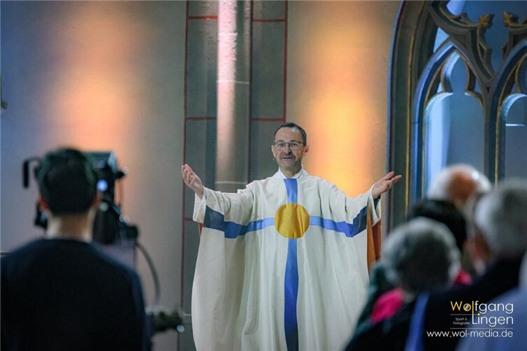 Eine Fernsehkamera nimmt während des ZDF-Fernsehgottesdienstes das Geschehen im Altarraum der Kirche St. Laurentius auf.