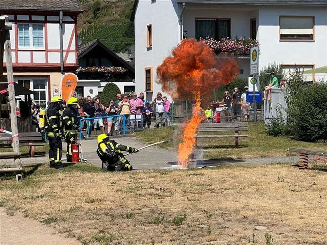 Eine Fettexplosion, vorgeführt von den Feuerwehrkameraden aus Alken. Fotos: Louis Caratiola 