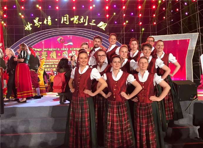 Eine Formation der Cochemer Tanzgruppe „Moselglück“ konnte sich über einen Live-Auftritt im chinesischen Fernsehen freuen.