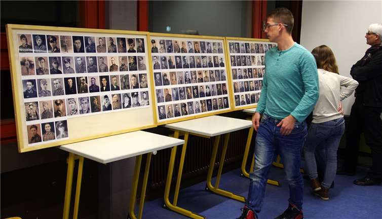 Eine Fotogedenktafel erinnerte daran, wie viele junge Männer allein aus Rieden und Volkesfeld im Zweiten Weltkrieg ihr Leben ließen.