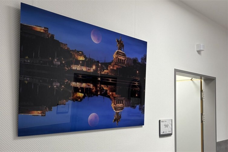 Eine Fotografie des Deutschen Ecks in Koblenz von Klaus Breitkreutz schmückt einen Flur auf Station B1 der BDH-Klinik Vallendar.