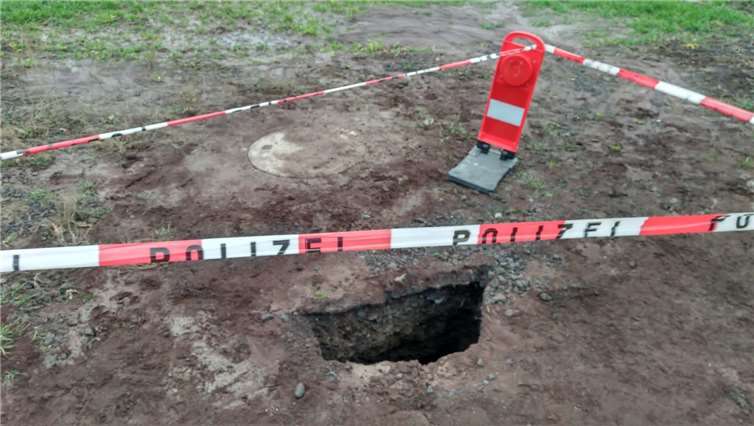 Eine Frau war bei einem Spaziergang im Dunkeln in ein Loch im Fußweg gefallen. Foto: WinklerTV