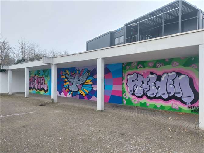 Eine „Friedenstaube“ sowie „Peace“ als Zeichen und als Schriftzug sind die Botschaften von Nikita, Maksym, Ewa, Luna, Evelina, Taja, Nika, Kira und Annika.