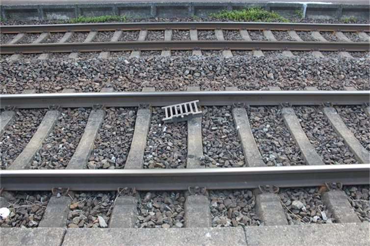 Kanaldeckel auf Bahnstrecke geworfen Eine Fußgängerin hatte die Schachtabdeckung im Gleisbett entdeckt. Foto: Polizei