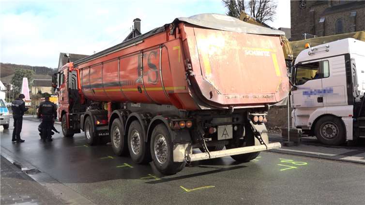 Eine Fußgängerin war unter einen Lkw geraten und wurde dabei tödlich verletzt. Foto: WinklerTV