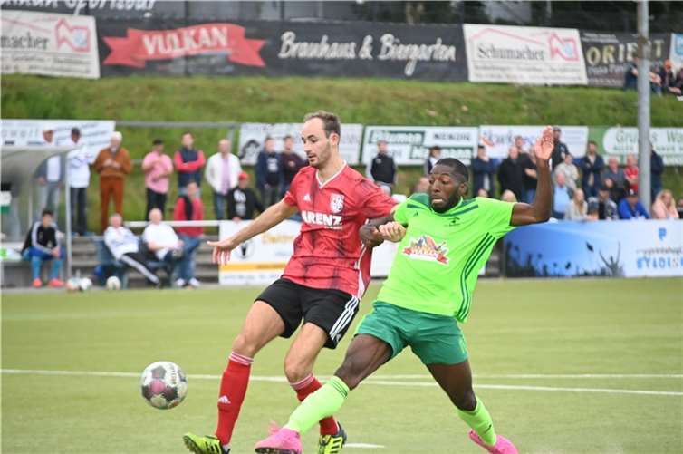 Eine Fußspitze kam Eintracht-Stürmer Brice Braquin (re.) vor dem Ex-Mendiger Tim Schneider an den Ball, doch TuS-Torhüter Kevin Michel verhinderte das 3:0. Fotos: SK