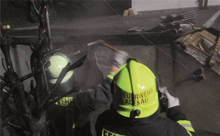 Eine Garage wurde in Mitleidenschaft gezogen.Feuerwehr Adenau