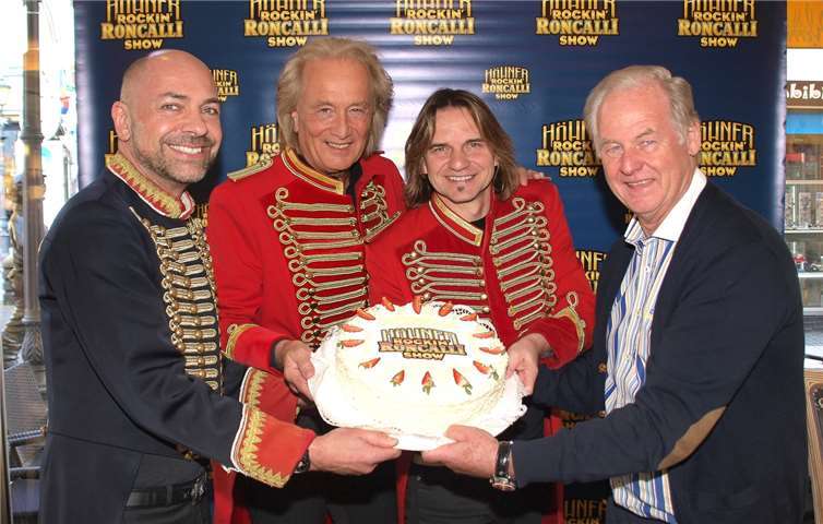 Eine Geburtstagstorte zum 18.Jubiläumstag hatten sich alle verdient: Thomas Merz (Pressesprecher Höhner-Rockin`Roncalli Show), Hannes Schöner und Jens Streifling von den Höhner und Harald Werrmann (Café Werrmann). (v.l.). -US-