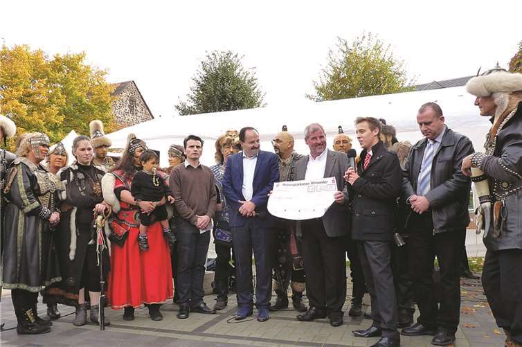 Eine Geste der Anerkennung: Dominik Schlich von der KSK-Ahrweiler, Geschäftsstelle Wassenach, überreicht einen Scheck an Ortsbürgermeister Manfred Sattler.FRE
