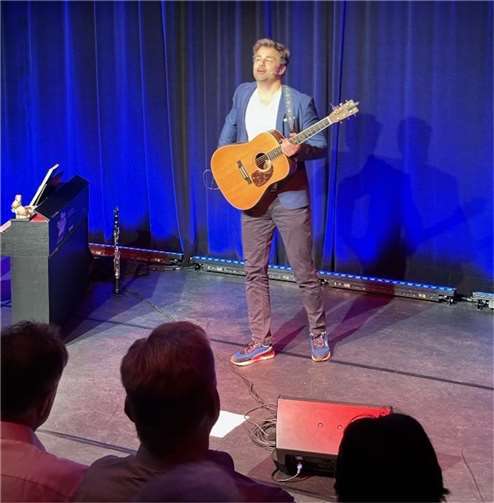 Eine Gitarre kam auch zum Einsatz.  Foto: rrau