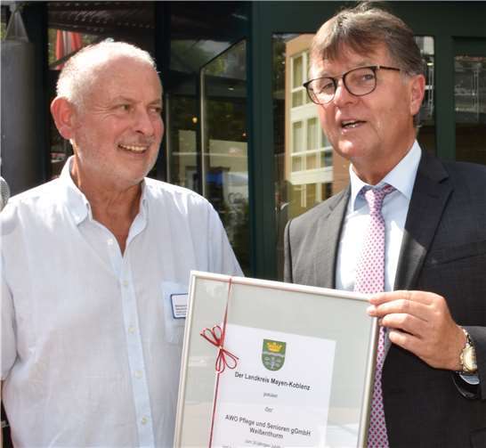 Die „singende Wirtin“ begeisterte Eine Gratulationsurkunde überreichte Burkhardt Nauroth(re.) dem Fördervereinsvorsitzenden Willibald Görg (li.).