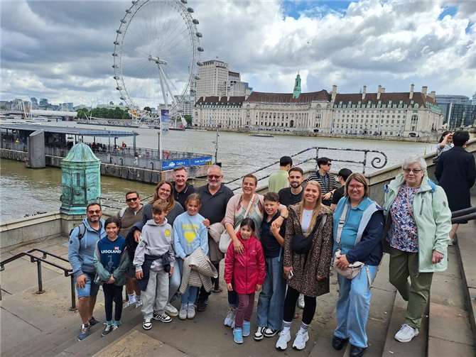 Zu Gast beim Kettering Carnival Eine Gruppe Karnevalisten machte sich auf den Weg nach England.  Fotos: Helmut Hohl