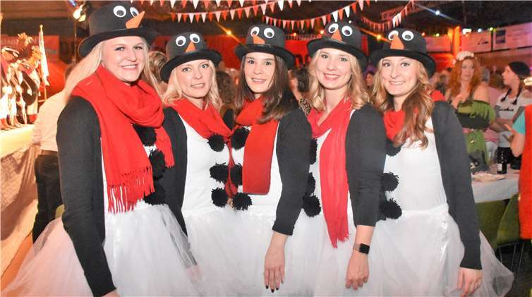 Eine Gruppe Mädels aus Odendorf/Essig hatteals Schnee-Frauen einen Menge Spaß.