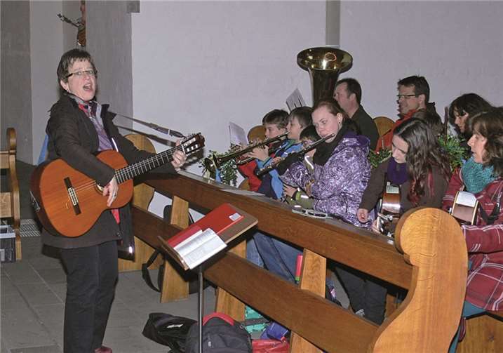 Eine Gruppe Musiker begleitete den Gesang der Kirchgänger vor dem Chor der Pfarrkirche.