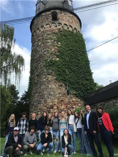 Eine Gruppe Schüler, die sich zur Zeit im Rahmen eines Schüleraustauschs mit dem Martin-Butzer-Gymnasium in Dierdorf befindet, konnte Stadtbürgermeister Thomas Vis begrüßen. Foto: privat
