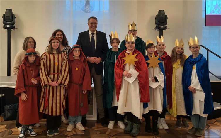 Eine Gruppe aus Sternsingern der Pfarrei St. Lukas mit Ministerpräsident Alexander Schweitzer. Fotos: privat