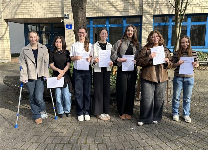 Eine Gruppe ausgewählter Schüler:innen des Bertha-von-Suttner-Gymnasiums Andernach (BvSG) erlebten am 10.03.26 einen spannenden Regionalwettbewerb „Jugend debattiert“ in der Koblenzer Berufsbildenden Schule für Wirtschaft. Foto: privat