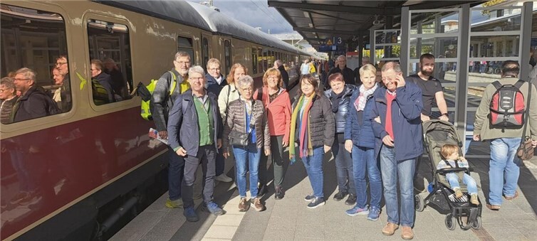 Eine Gruppe der Ahrtalbahnfreunde beim Ausstieg auf dem Bahnhof in Speyer (Fotograf Ahrtalbahnfreunde / Uli Stumm)
