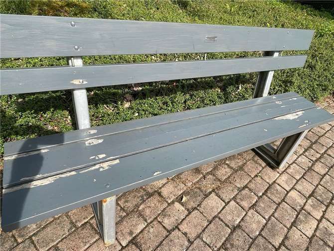 Eine Gruppe der Rentner widmete sich wieder der Pflege der Friedhofsanlage. Einen neuen Anstrich benötigen die grauen Ruhebänke an der Leichenhalle. Rainer Prangenberg, Roßbach, will die Bänke nach und nach aufarbeiten.