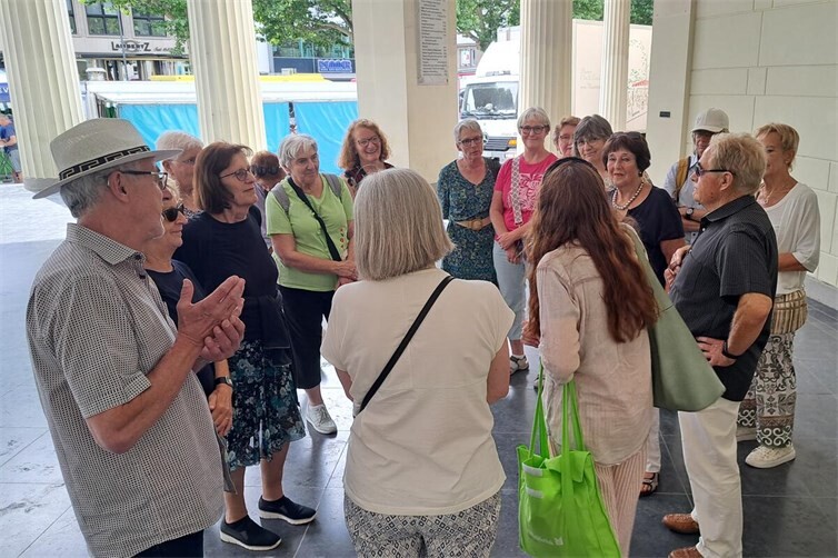 Eine Gruppe der Teilnehmer*innen am Luisenbrunnen