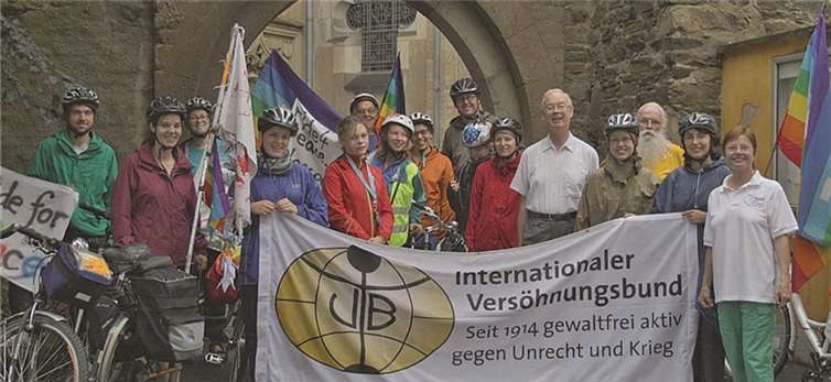 Eine Gruppe des Internationalen Versöhnungsbunds machte in Remagen Station und wurde dort herzlich empfangen von Mitgliedern des Friedendbüdnisses. privat