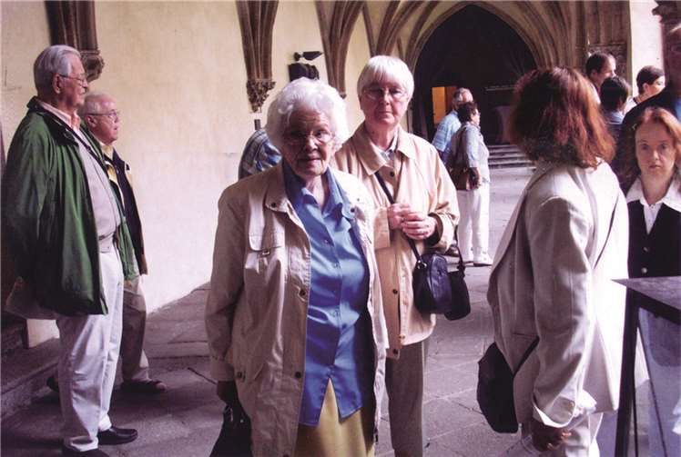 Eine Gruppe des Kirchenchores Bad Neuenahr bei der Besichtigung des Kreuzganges in Rommersdorf.privat