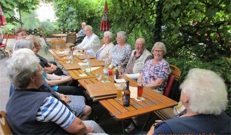 Eine Gruppe des Ortsverbandes im Biergarten der Gaststätte „Zum Anker“.privat