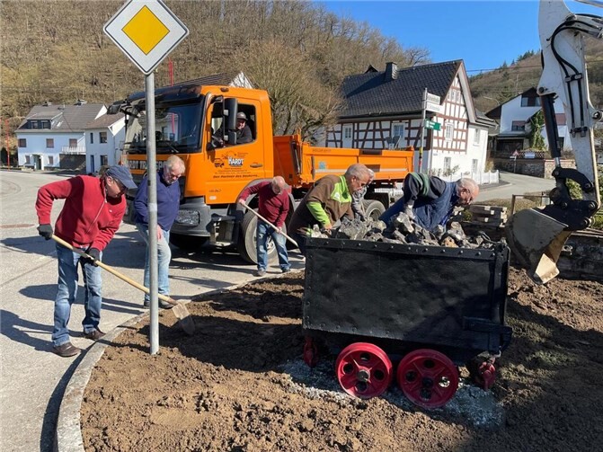 Eine Gruppe gestaltete einen Teil der Parkanlage, die über die Maßbach führt, neu. Hierbei wurden sie von der Peter Hardt GmbH, Breitscheid-Siebenmorgen, unterstützt.