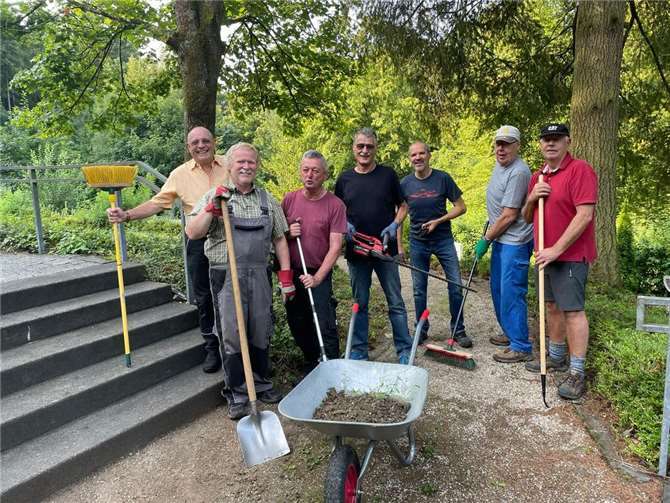 Eine Gruppe hatte sich wieder den Waldfriedhof vorgenommen. Auch hier geht die Arbeit nicht aus. Am Ende des Arbeitstages war wieder ein ganzer Container voll mit Astschnitt.Foto: Rudolf Boden