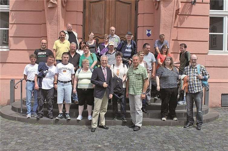 Eine Gruppe junger Umweltassistenten besuchte den Landtagsabgeordneten Josef Dötsch, CDU in Mainz.  Privat