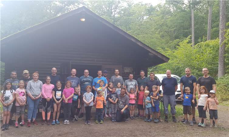 Eine Gruppe mit Uwe Bodenbach vor der Grillhütte. Fotos: privat