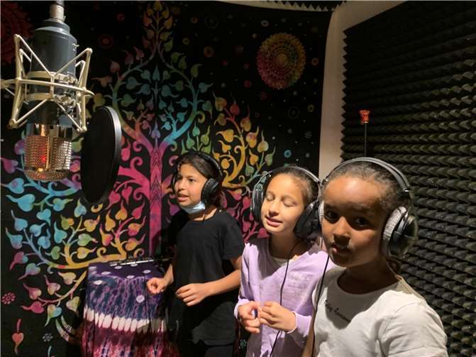 Eine Gruppe musikalischer Teilnehmer nahm einen Song zu Kinderrechten in den Andernacher Hafen-Studios auf.Foto: JUZ