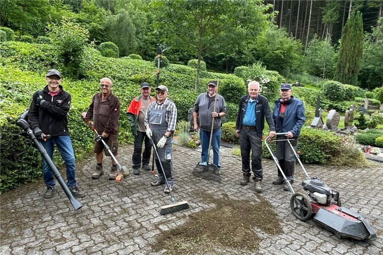 Eine Gruppe nahm sich der Pflege von Wegen und Pflasterflächen auf dem Waldfriedhof an. Sie beseitigten die Wege von störendem Unkraut und Moos.