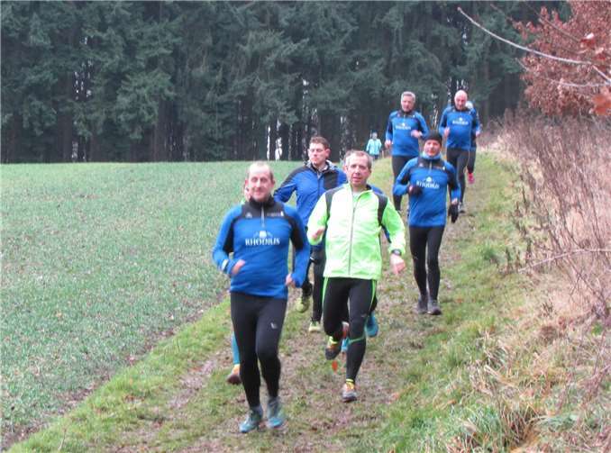 Eine Gruppe von Aktiven der Lauffreunde Brohltal auf der Strecke.