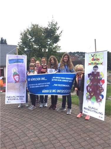 Eine Gruppe von Fünftklässlern schrieb ihre Wünsche an Politiker. Foto: privat